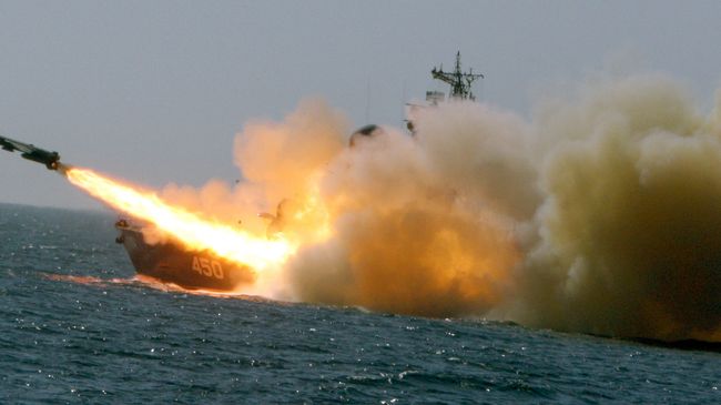 Ракетный удар малого ракетного корабля во время учений Тихоокеанского флота на Камчатке. Архивное фото Ракетный удар малого ракетного корабля во время учений Тихоокеанского флота на Камчатке. Архивное фото