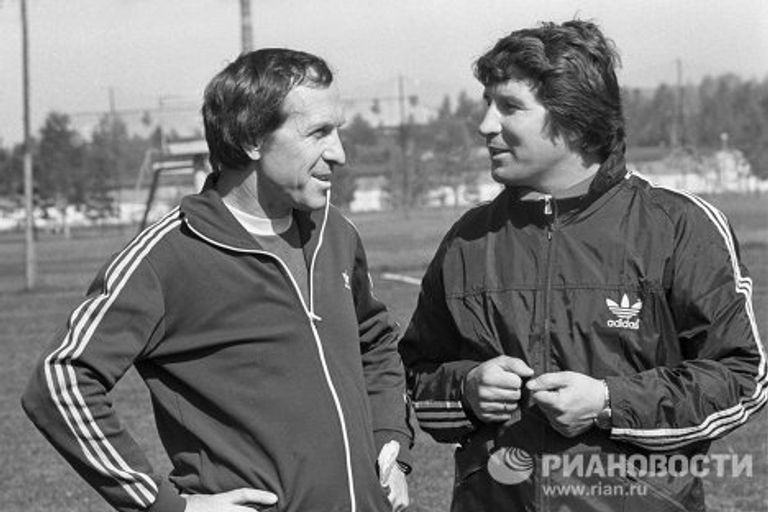 Старший тренер сборной команды по футболу Малофеев и второй тренер команды Сальников беседуют во время тренировки Старший тренер сборной команды по футболу Малофеев и второй тренер команды Сальников беседуют во время тренировки