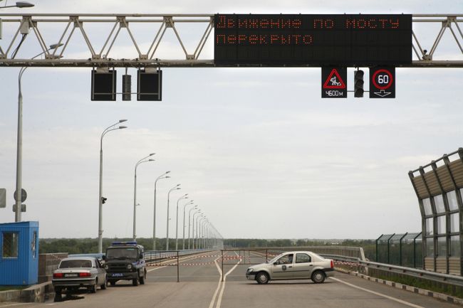 Движение по новому двухкилометровому мосту через Волгу перекрыто из-за его колебания Движение по новому двухкилометровому мосту через Волгу перекрыто из-за его колебания