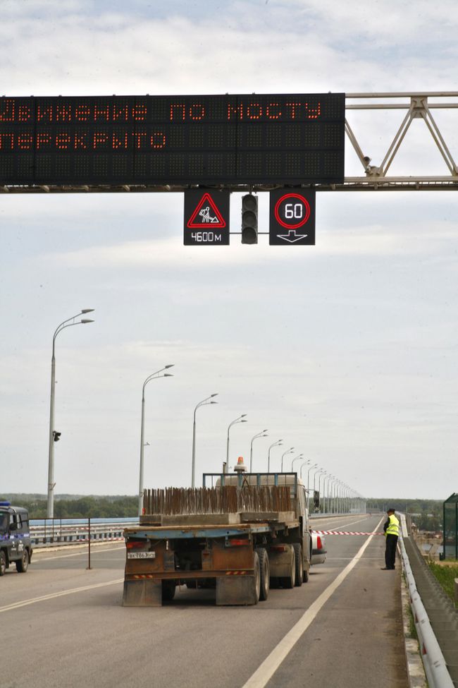 Движение по новому двухкилометровому мосту через Волгу перекрыто из-за его колебания Движение по новому двухкилометровому мосту через Волгу перекрыто из-за его колебания