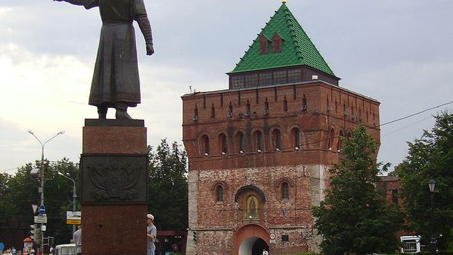 Нижний Новгород, памятник Кузьме Минину и Дмитриевская башня Кремля. Архив