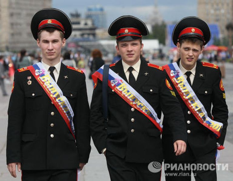Московские выпускники на Поклонной горе Московские выпускники на Поклонной горе