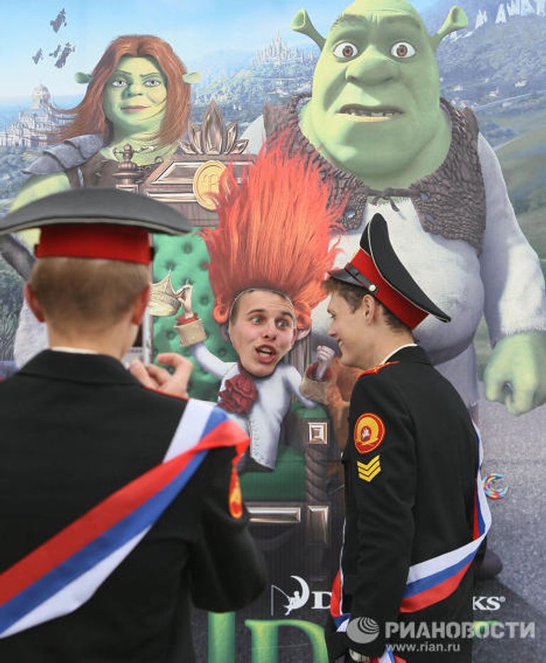 Московские выпускники на Поклонной горе Московские выпускники на Поклонной горе