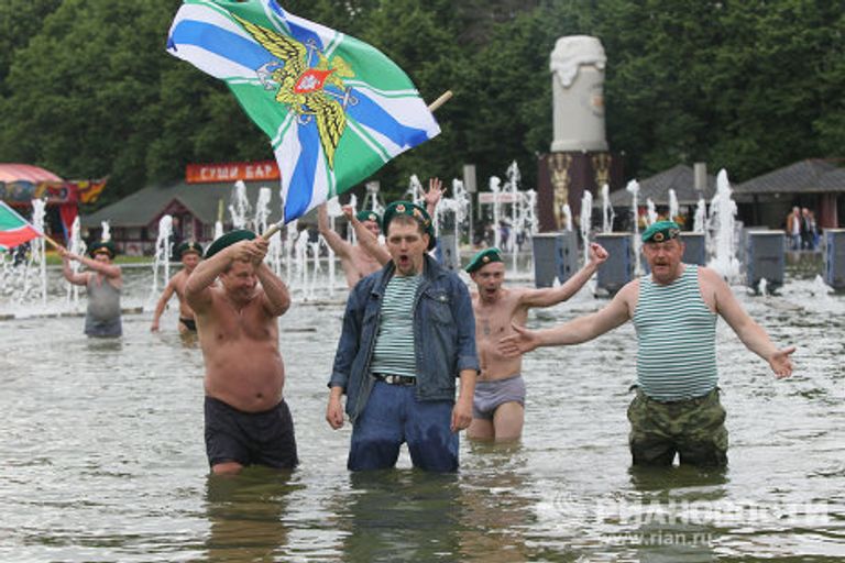 День пограничных войск России празднуют в Парке Культуры в Москве День пограничных войск России празднуют в Парке Культуры в Москве