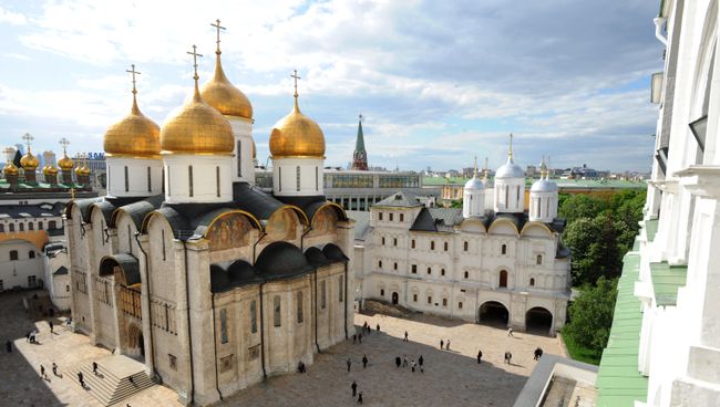 Соборная площадь Московского Кремля. Архивное фото Соборная площадь Московского Кремля. Архивное фото