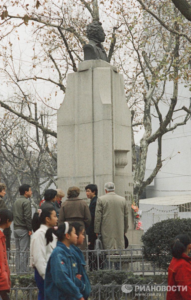 Памятник А.С.Пушкину в Шанхае Памятник А.С.Пушкину в Шанхае