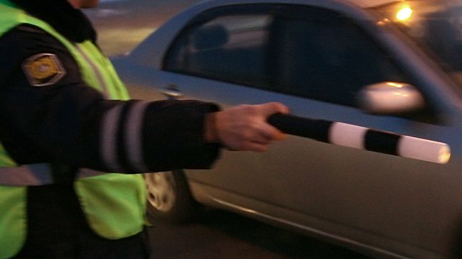 Сотрудник ДПС проверяет документы. Архив