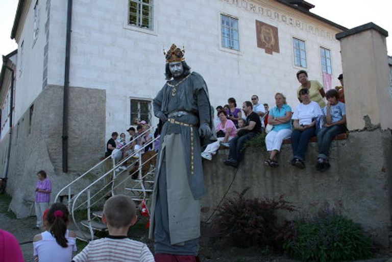 Шествие короля и его свиты из Праги до Карлштейна – королевского замка Шествие короля и его свиты из Праги до Карлштейна – королевского замка