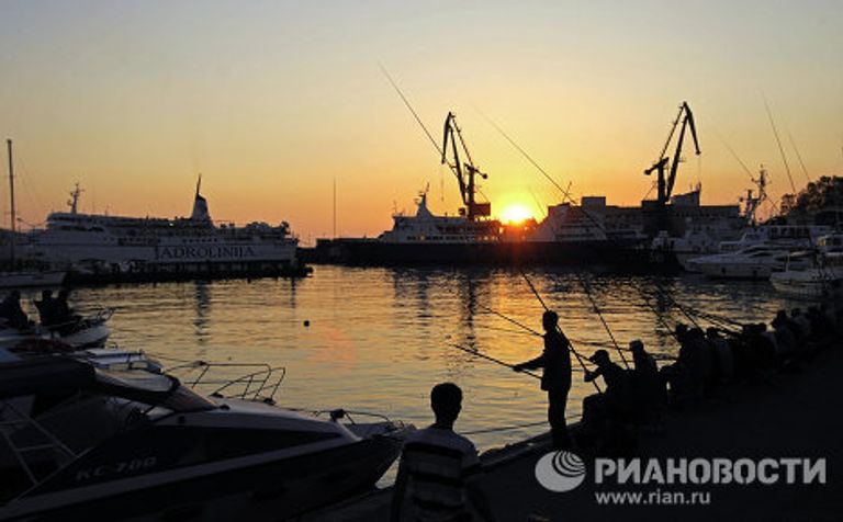 Рыбалка в морском порту в Сочи Рыбалка в морском порту в Сочи