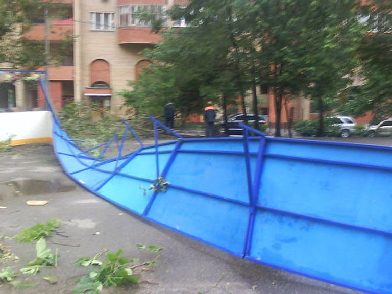 Последствия грозы в районе Черемушки в Москве 13 июня 2010 г. Последствия грозы в районе Черемушки в Москве 13 июня 2010 г.