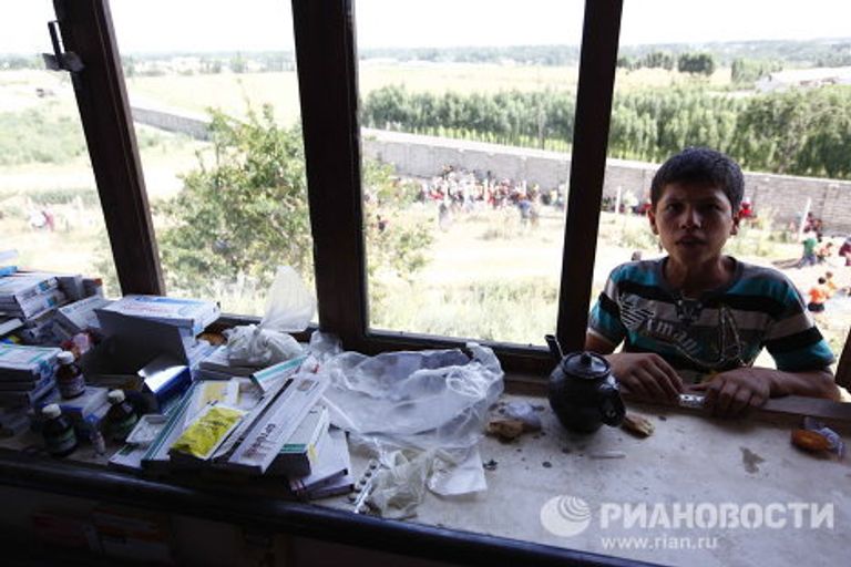 Женщины и дети на границе с Узбекистаном Женщины и дети на границе с Узбекистаном