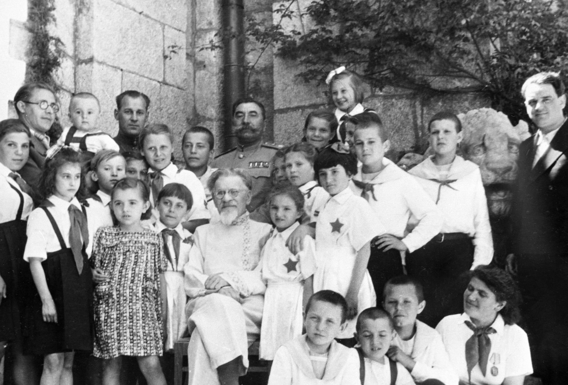 Дети в гостях у Калинина и Буденного - РИА Новости, 1920, 07.05.2026