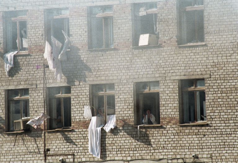 Заложники в больнице города Буденновска вывешивают на окна белые простыни с просьбой прекратить стрельбу Заложники в больнице города Буденновска вывешивают на окна белые простыни с просьбой прекратить стрельбу