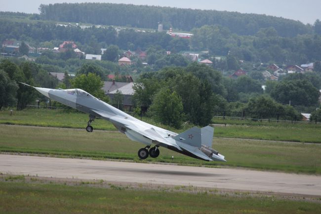 Испытания нового боевого самолета пятого поколения Т-50 разработки компании Сухой