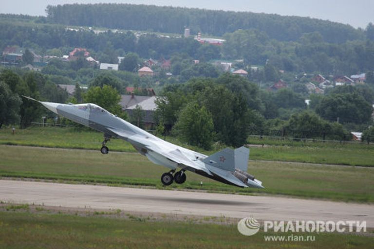 Испытания нового боевого самолета пятого поколения Т-50 разработки компании Сухой Испытания нового боевого самолета пятого поколения Т-50 разработки компании Сухой