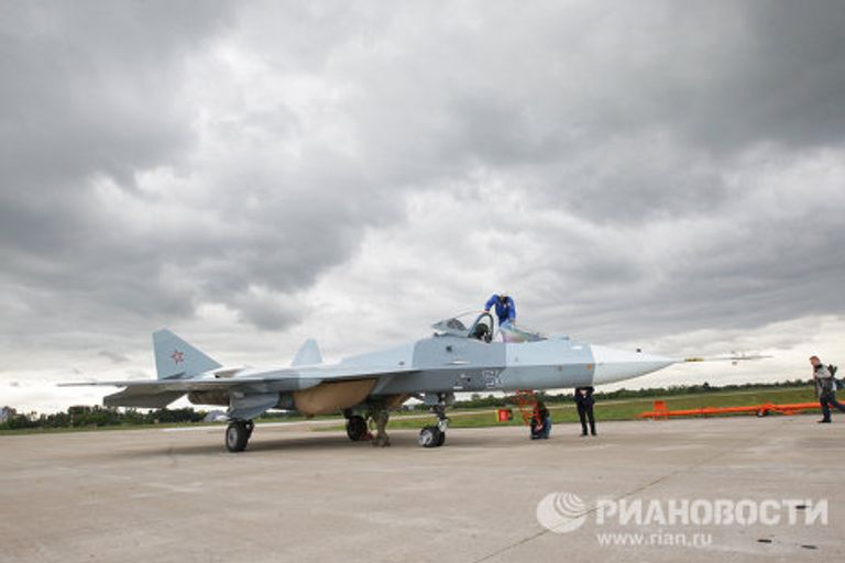 Испытания нового боевого самолета пятого поколения Т-50 разработки компании Сухой Испытания нового боевого самолета пятого поколения Т-50 разработки компании Сухой