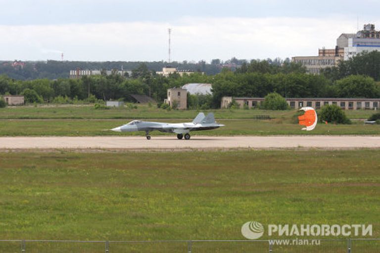 Испытания нового боевого самолета пятого поколения Т-50 разработки компании Сухой Испытания нового боевого самолета пятого поколения Т-50 разработки компании Сухой