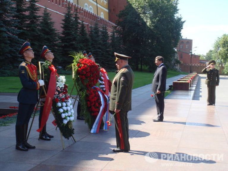 Возложили венка к Вечному огню у могилы Неизвестного солдата. На фото - замминистра обороны РФ Владимир Поповкин (слева) и маршал Советского Союза Дмитрий Язов (2010 год)