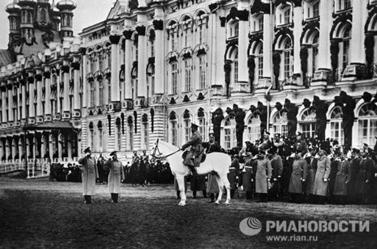 Император Николай II, верхом на лошади, принимает парад в Царском Селе Император Николай II, верхом на лошади, принимает парад в Царском Селе
