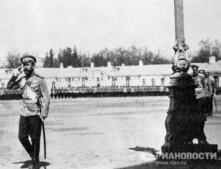 Император Николай II принимает парад Император Николай II принимает парад