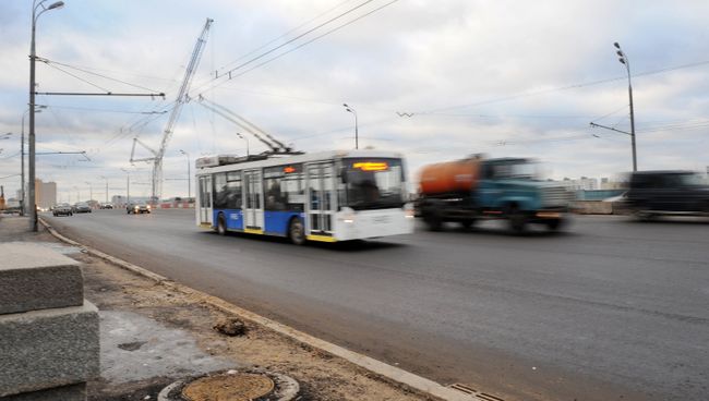 Движение по Крестовскому путепроводу в Москве