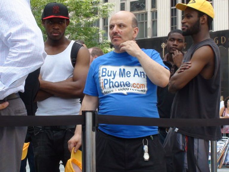 Продажи iPhone 4 в Нью-Йорке начались с 10-часовых очередей Продажи iPhone 4 в Нью-Йорке начались с 10-часовых очередей