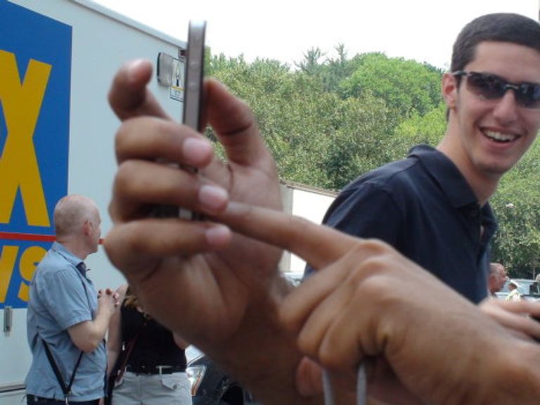 Продажи iPhone 4 в Нью-Йорке начались с 10-часовых очередей Продажи iPhone 4 в Нью-Йорке начались с 10-часовых очередей