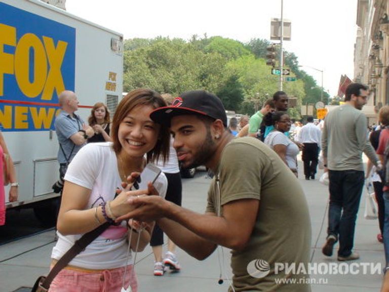 Продажи iPhone 4 в Нью-Йорке начались с 10-часовых очередей Продажи iPhone 4 в Нью-Йорке начались с 10-часовых очередей