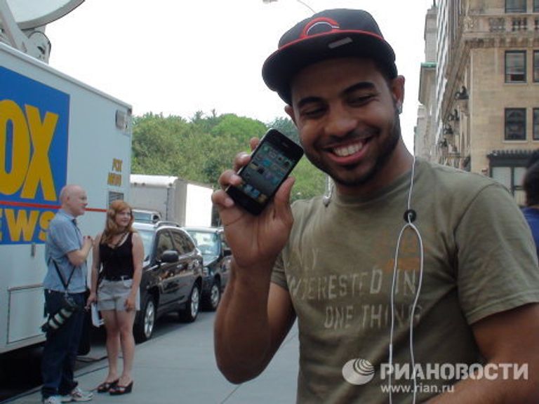 Продажи iPhone 4 в Нью-Йорке начались с 10-часовых очередей Продажи iPhone 4 в Нью-Йорке начались с 10-часовых очередей