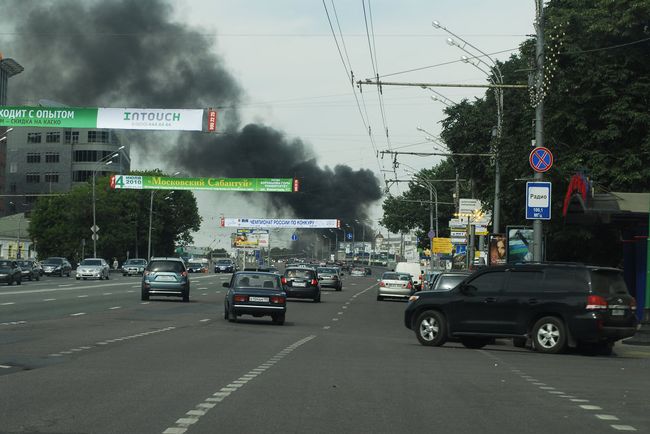 Пожар в здании автосервиса на Гончарной набережной в Москве