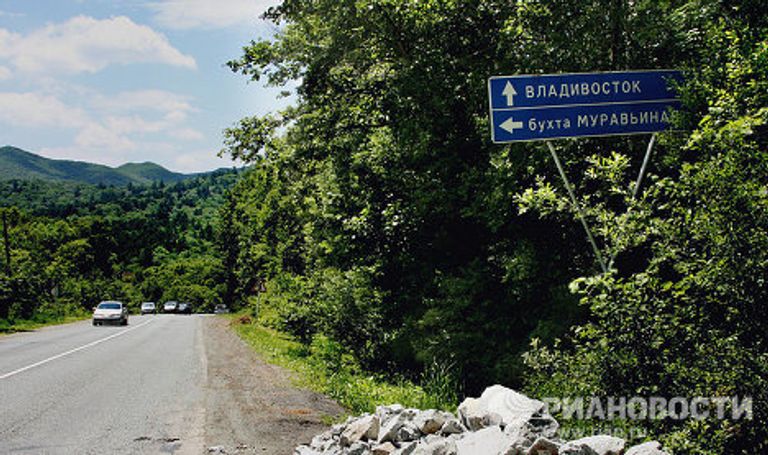 Дорожный указатель направления дороги на Владивосток и бухту Муравьиную Дорожный указатель направления дороги на Владивосток и бухту Муравьиную