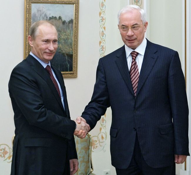 Премьер-министр РФ Владимир Путин и украинский премьер Николай Азаров. Архив