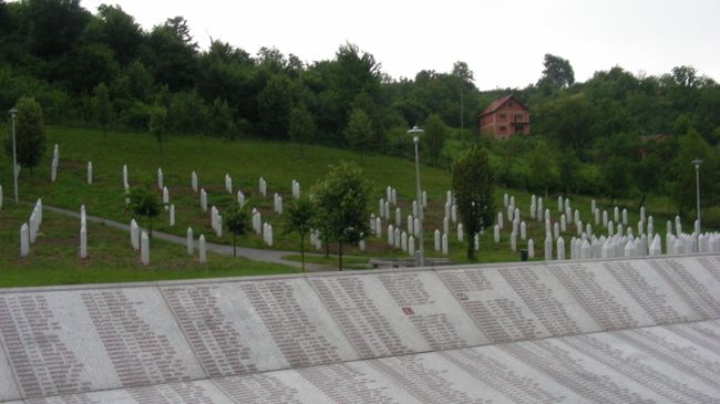 Мемориальный центр жертв геноцида в Сребренице. Архивное фото Мемориальный центр жертв геноцида в Сребренице. Архивное фото