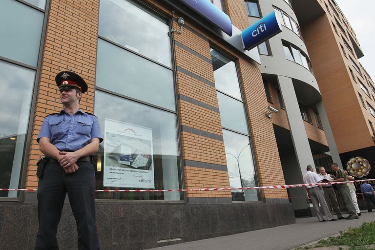 Сотрудники правоохранительных органов работают в отделении Сити-банка, где был совершен вооруженный налет Сотрудники правоохранительных органов работают в отделении Сити-банка, где был совершен вооруженный налет