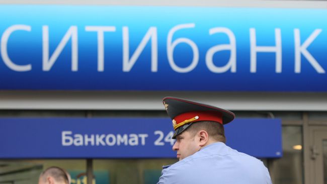 Сотрудники правоохранительных органов работают в отделении Сити-банка