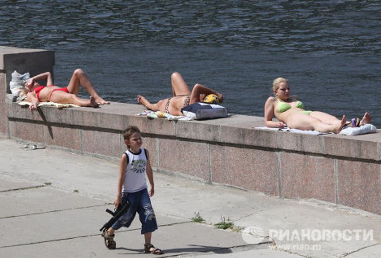 Отдых горожан на Воробьевых горах Отдых горожан на Воробьевых горах