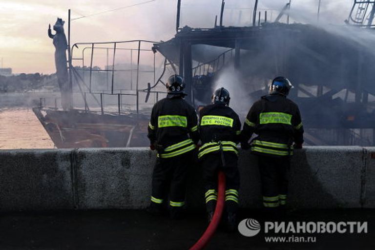 Пожар в плавучем ресторане Мама Зоя в центре Москвы Пожар в плавучем ресторане Мама Зоя в центре Москвы