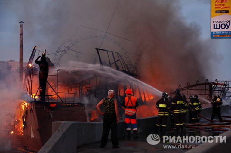 Пожар в плавучем ресторане Мама Зоя в центре Москвы Пожар в плавучем ресторане Мама Зоя в центре Москвы