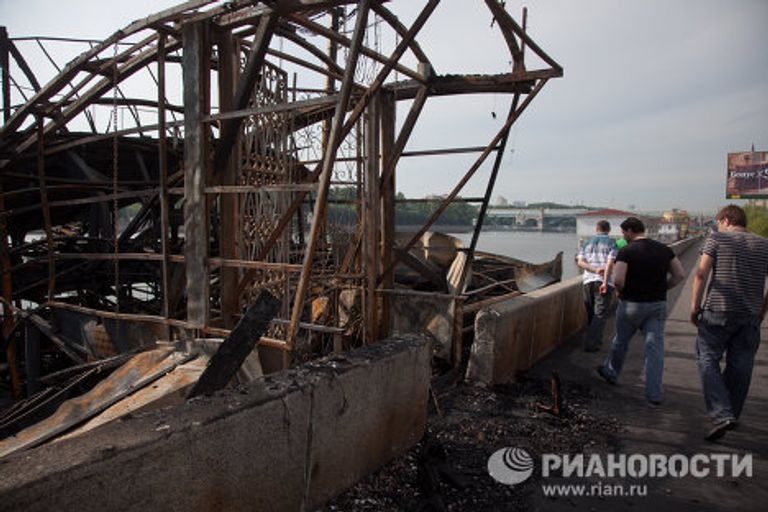 Сгоревший плавучий ресторан Мама Зоя Сгоревший плавучий ресторан Мама Зоя
