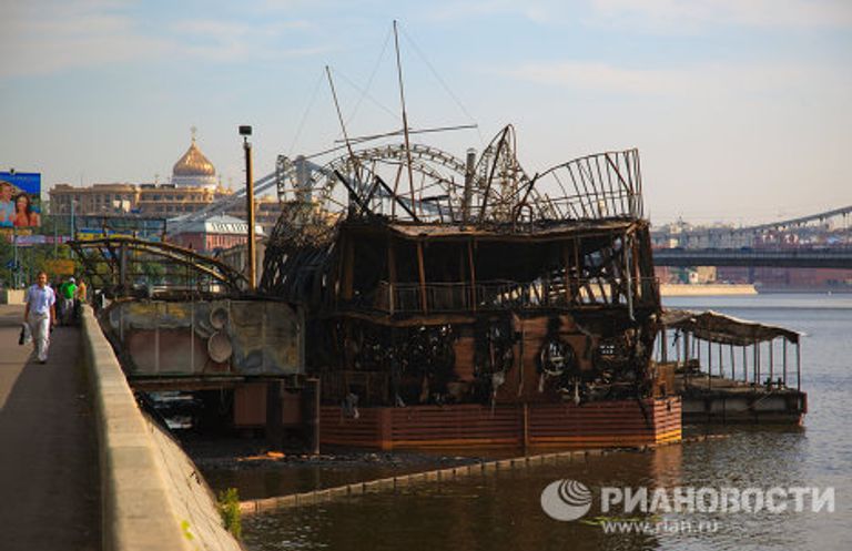 Сгоревший плавучий ресторан Мама Зоя Сгоревший плавучий ресторан Мама Зоя