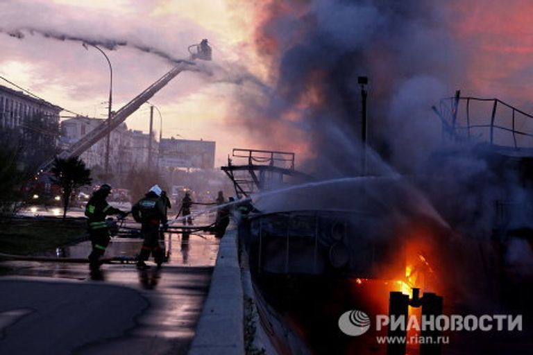 Пожар в плавучем ресторане Мама Зоя в центре Москвы Пожар в плавучем ресторане Мама Зоя в центре Москвы