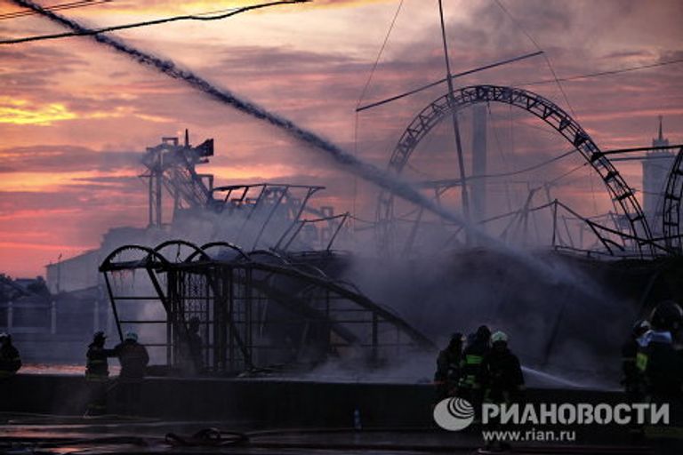 Пожар в плавучем ресторане Мама Зоя в центре Москвы Пожар в плавучем ресторане Мама Зоя в центре Москвы