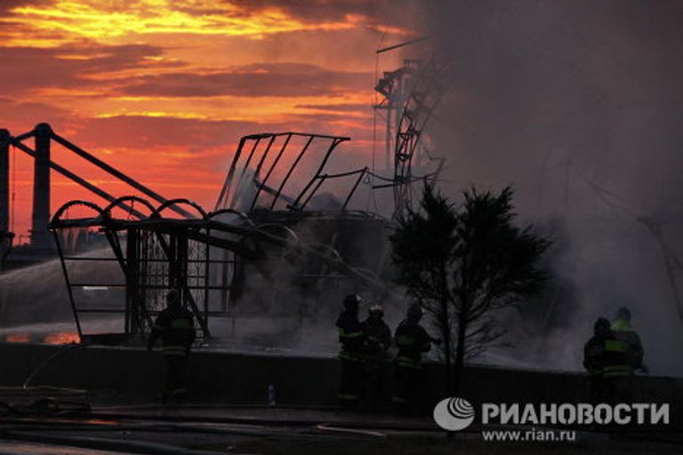 Пожар в плавучем ресторане Мама Зоя в центре Москвы Пожар в плавучем ресторане Мама Зоя в центре Москвы