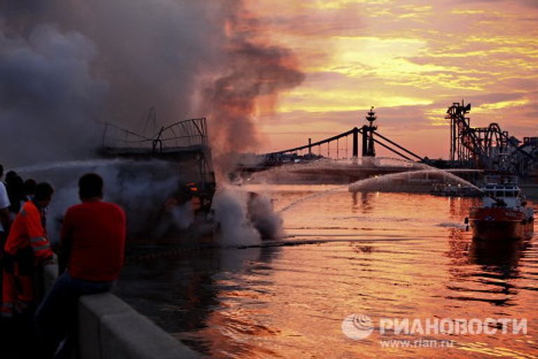 Пожар в плавучем ресторане Мама Зоя в центре Москвы Пожар в плавучем ресторане Мама Зоя в центре Москвы
