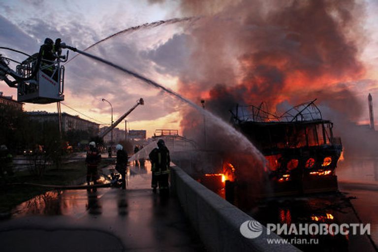 Пожар в плавучем ресторане Мама Зоя в центре Москвы Пожар в плавучем ресторане Мама Зоя в центре Москвы