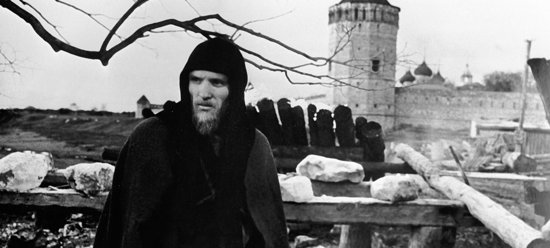 Анатолий Солоницын на съемках фильма «Андрей Рублев» Анатолий Солоницын на съемках фильма «Андрей Рублев» - РИА Новости, 1920, 11.04.2025