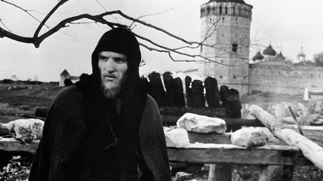 Анатолий Солоницын на съемках фильма «Андрей Рублев» 