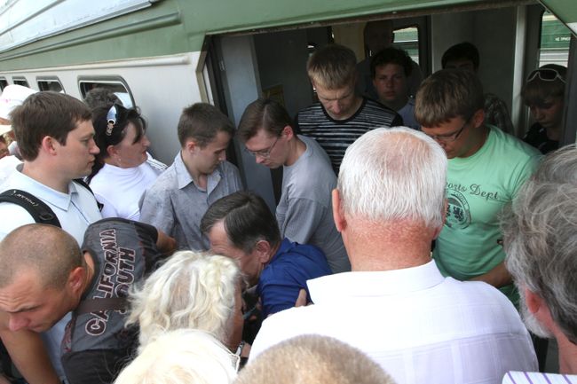Пассажиры электропоездов на Курском вокзале Москвы. Архив Пассажиры электропоездов на Курском вокзале Москвы. Архив