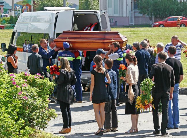 Прощание с погибшими в летнем лагере Азов в Москве