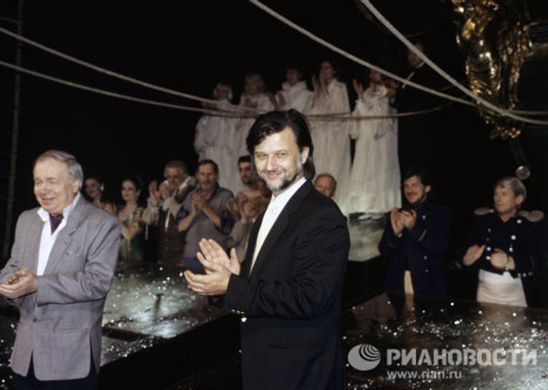 Андрей Вознесенский и Алексей Рыбников после окончания шестисотого спектакля Юнона и Авось Андрей Вознесенский и Алексей Рыбников после окончания шестисотого спектакля Юнона и Авось